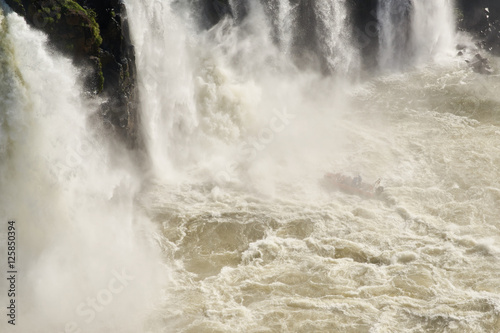 Bootsausflug im Wildwasser unterhalb der Iguaçu Wasserfälle