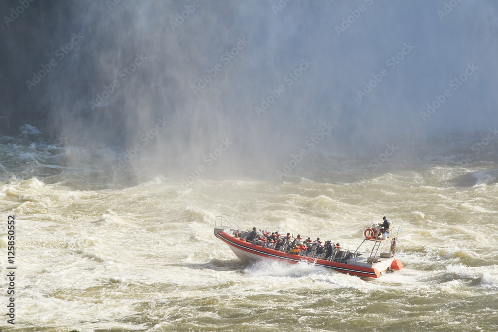 Fototapeta premium Bootsausflug im Wildwasser unterhalb der Iguaçu Wasserfälle
