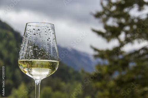 Wein und Regen in den Alpen