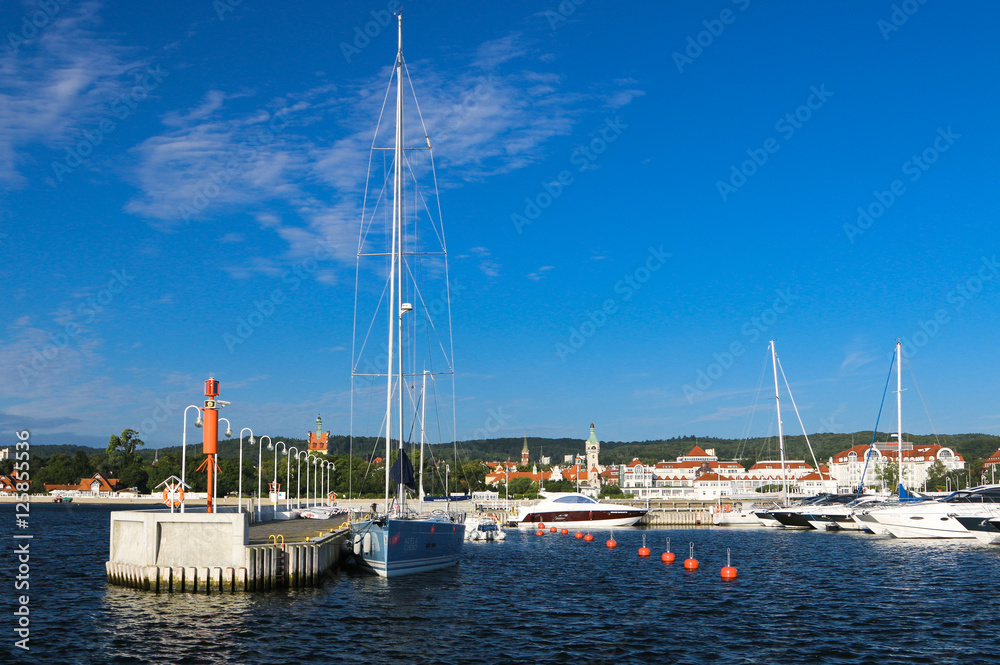Obraz premium The longest wooden mall in Europe. View of the city and the waterfront. Ships and boats.