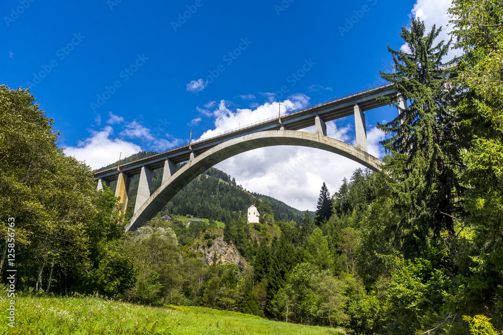 Fototapeta premium Eisenbahnbrücke der Tauernbahn bei Obervellach in Österreich
