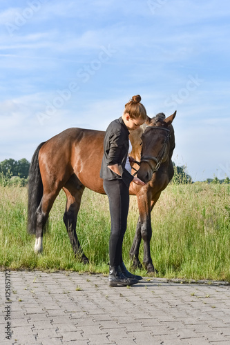Mädchen füttert ihr Pferd - Pferdefreundschaft