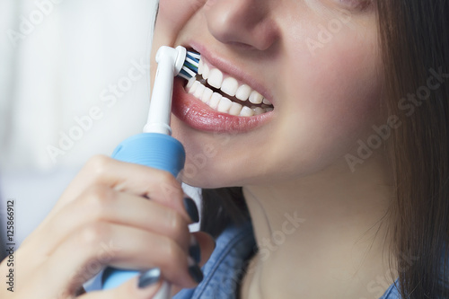 Εκτύπωση καμβά Close up of brushing teeth with electric toothbrush