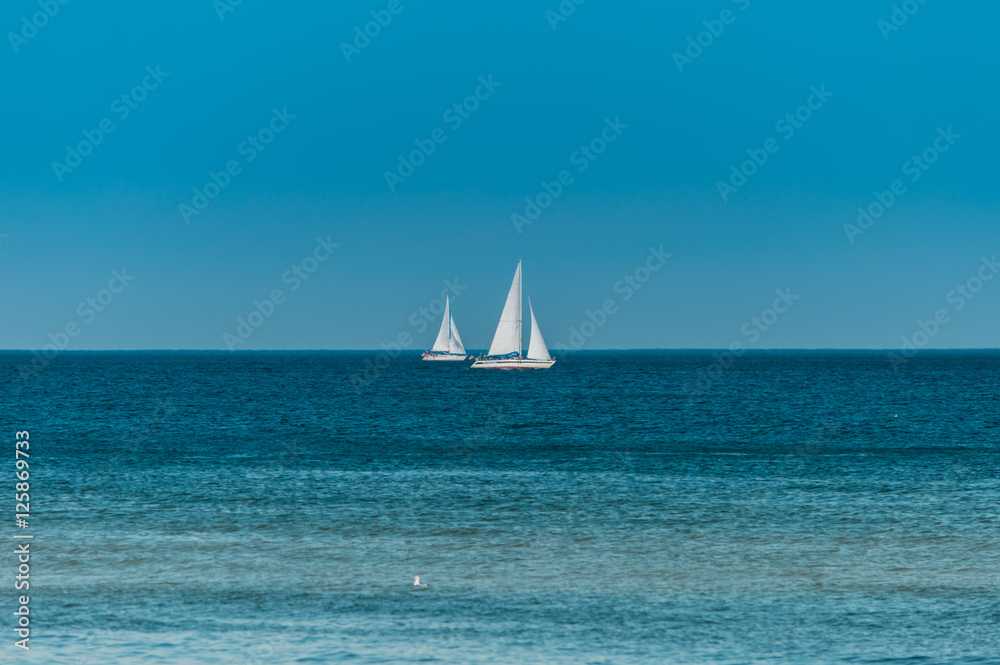 Obraz premium Sailing. Ship yachts with white sails in the open sea.