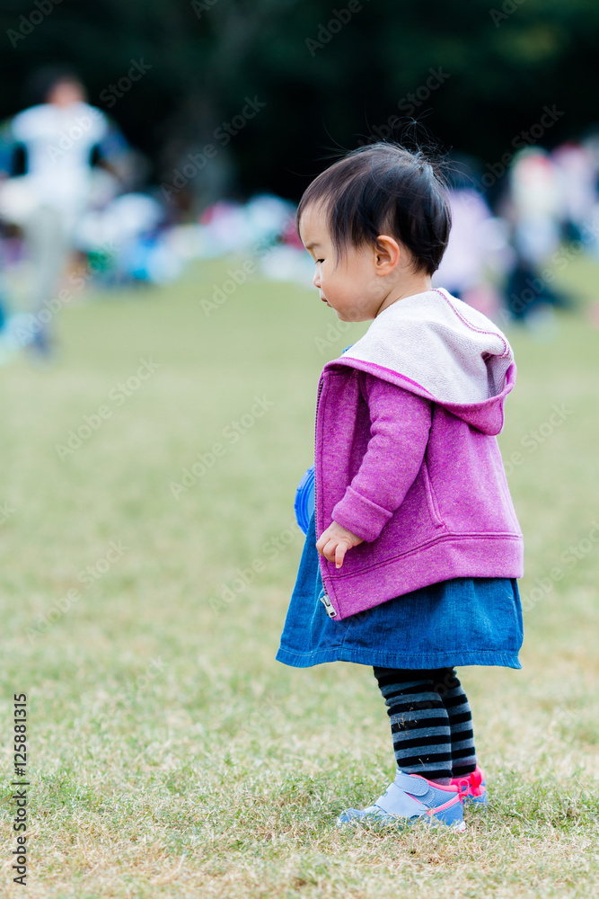 屋外で遊ぶ赤ちゃん 屋外で遊ぶ赤ちゃん