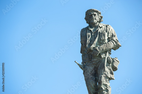 Canvas Print Statue of Cuban revolutionary Che Guevara stands in blue sky at a mausoleum dedi