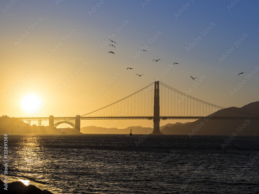 Obraz premium Golden Gate Bridge at Sunset