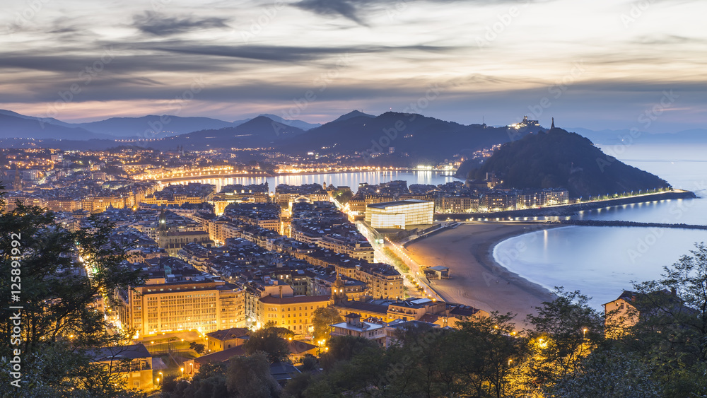 Obraz premium Nocny widok na hiszpańskie miasto Donostia San Sebastian, Kraj Basków, Hiszpania