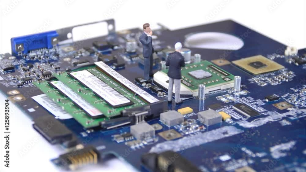 2 ingénieurs sur une plateforme électronique - ordinateur