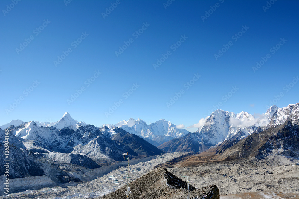 Obraz premium Hiking in Khumbu Valley in Himalayas mountains, Kala Pattar and Everest Base Camp trek, Nepal.