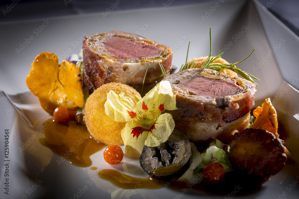 Rehrücken in Schwammerlfarce mit Polenta Maroni Knöde
