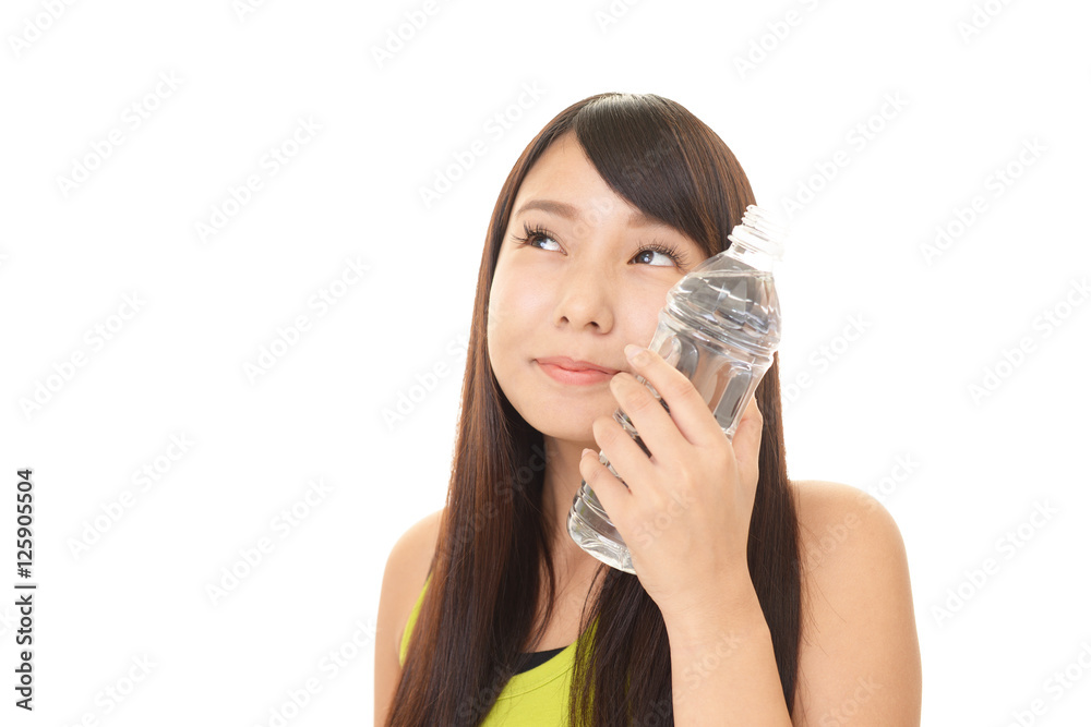 水分補給をする女性