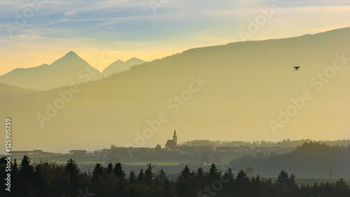 Drohne über bayrischem Dorf zu Sonnenuntergang