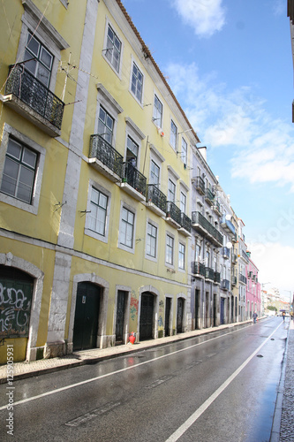 Fototapeta Naklejka Na Ścianę i Meble -  Lisbonne, façades colorées de Santa Apolonia après le pluie