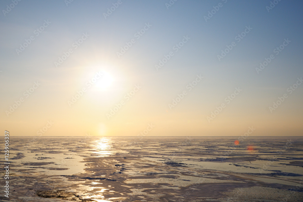 Obraz premium Winter lake at sunrise