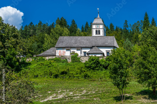 Kirche Sankt Bartolomä in Emmersdorf Kärnten Österreich unter blauem Himmel