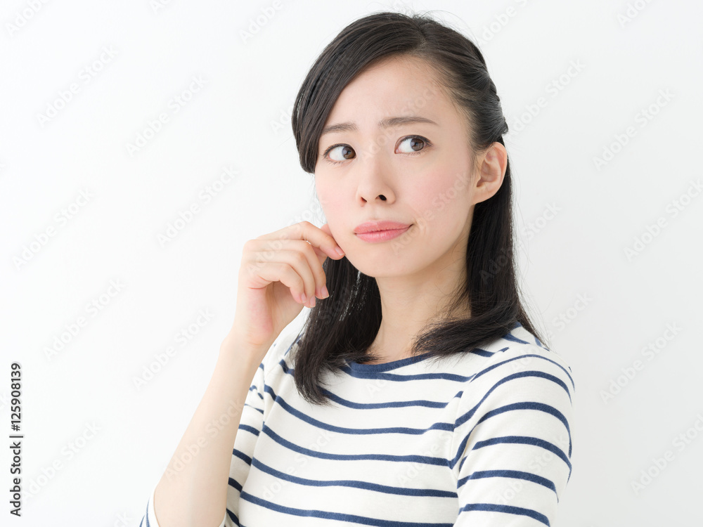 悩む若い女性 悩む若い女性
