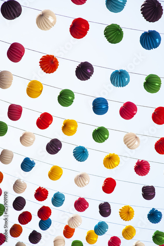 Foto multiples guirnaldas con farolillos de colores en la feria de Málaga en España