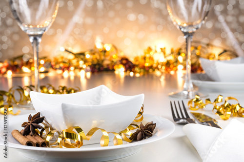 Photography Weihnachtlich, festlich dekorierter Tisch mit Geschirr und Bokehhintergrund