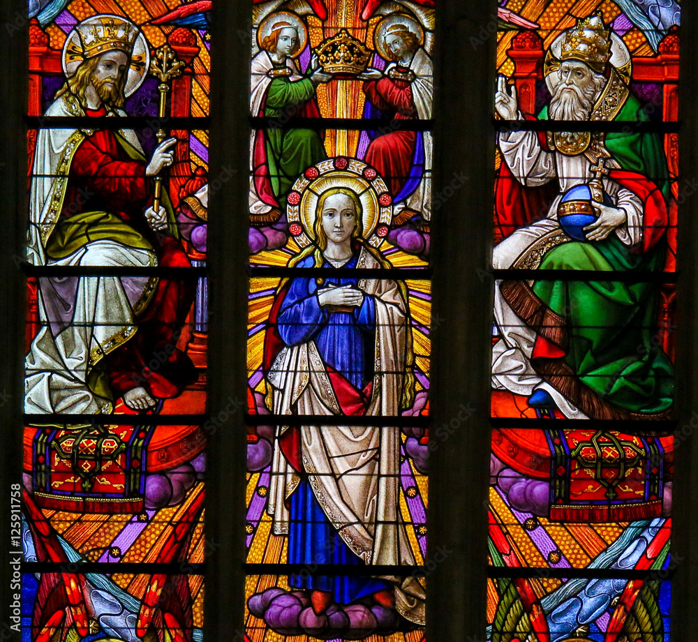 Obraz premium Stained Glass - Coronation of Mother Mary by the Holy Trinity