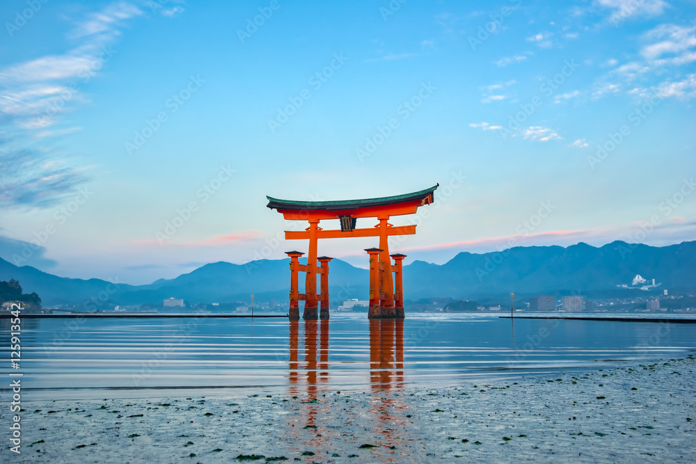 Naklejka premium Pływająca brama Torii w Miyajima w Japonii