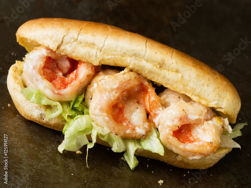 Obraz na płótnie rustic american shrimp po boy sandwich w salonie