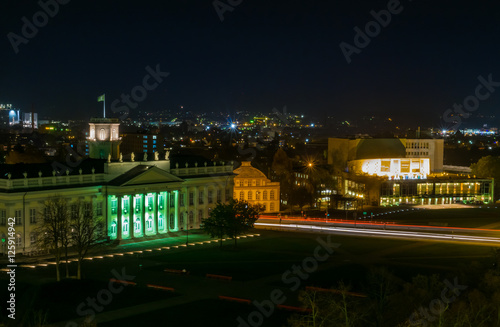 Blick auf die bei Nacht bunt beleuchtete Innenstadt von Kassel, der Stadt der Documenta, mit dem Staatstheater, dem Friedricianum und dem Naturkundemuseum mit Lichtspuren der Autos und des Verkehrs