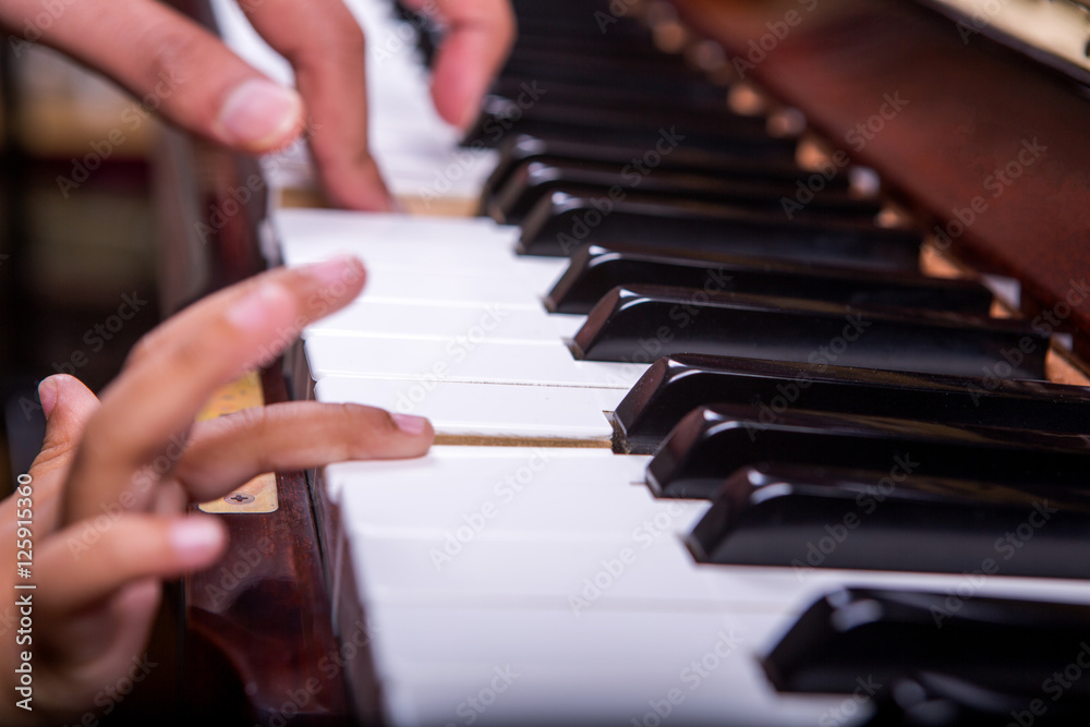 Obraz premium Learning piano 2