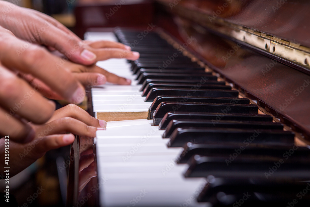 Obraz premium Learning piano 8