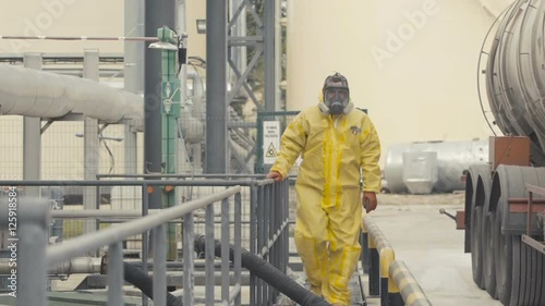 Chemical transportation cistern unloading