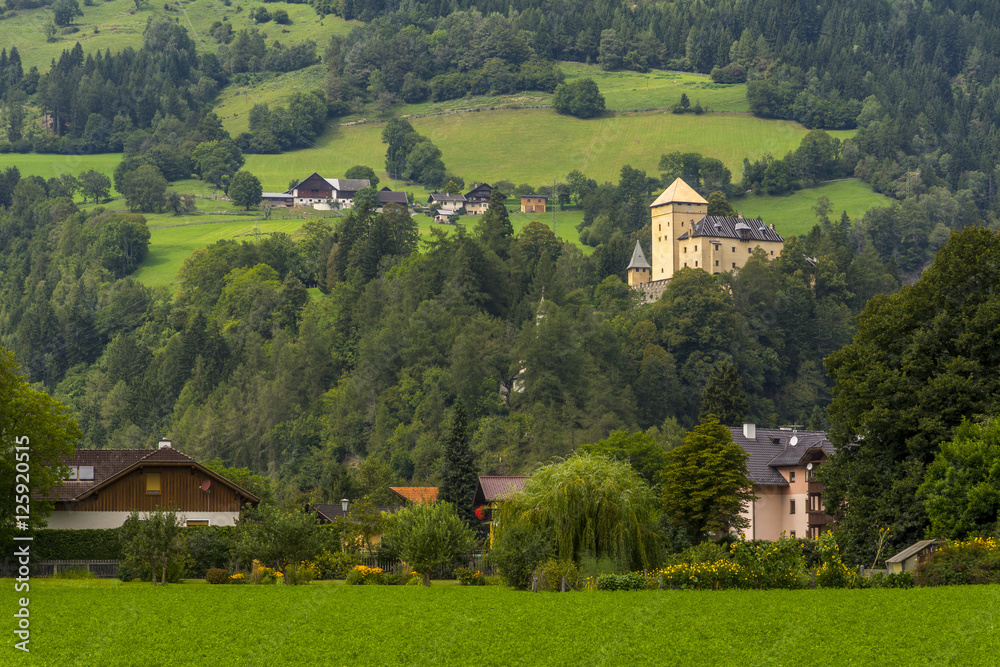 Obraz premium Ortschaft am Fuße der Burg Groppenstein im Mölltal