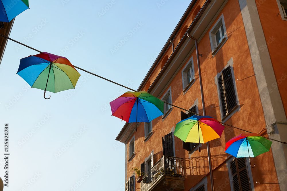 Ombrelli in cielo in un borgo cittadino