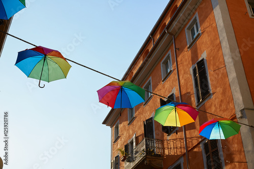 Ombrelli in cielo in un borgo cittadino © CreativePhotography