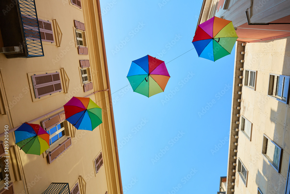 Ombrelli in cielo in un borgo cittadino