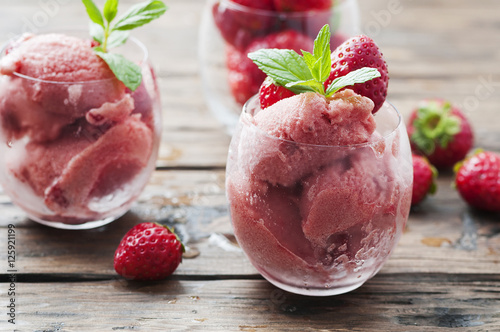 Photos Sorbet with strawberry and mint