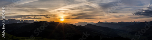 Landschaftspanorama mit Sonnenaufgang am Berg