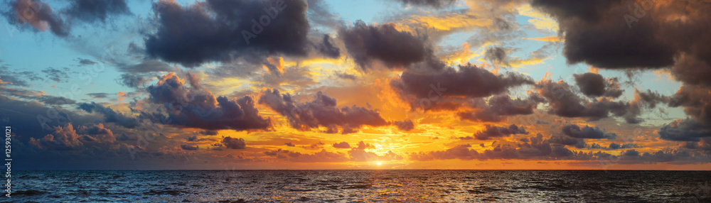 Naklejka premium Panorama zachód słońca