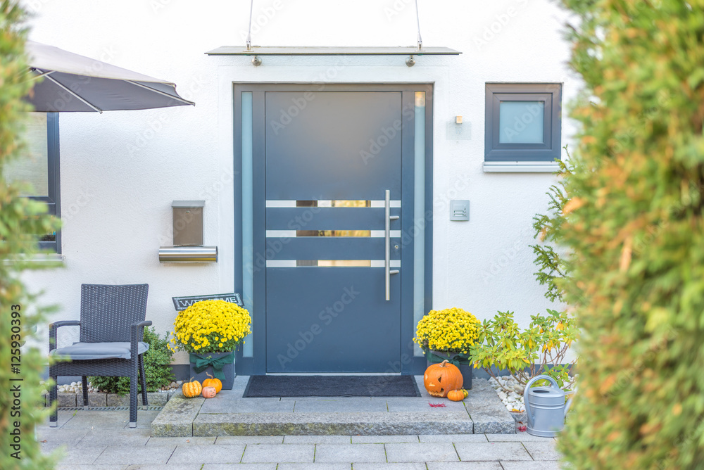 Fototapeta premium Herbstlich geschmückter Hauseingang