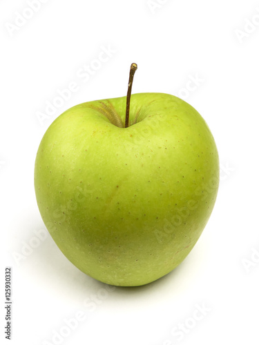 Manzana verde sobre fondo blanco