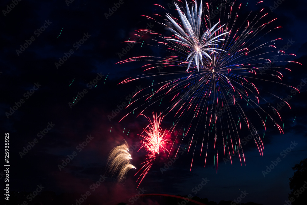 Silvester Feuerwerk und farbige Raketen in der Nacht Silvester Feuerwerk und farbige Raketen in der Nacht