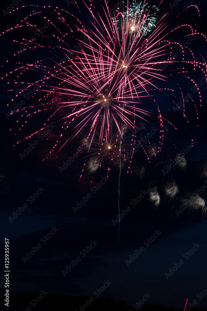 Silvester Feuerwerk und farbige Raketen in der Nacht