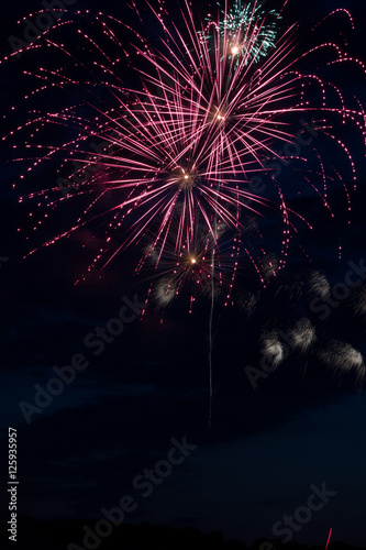 Silvester Feuerwerk und farbige Raketen in der Nacht