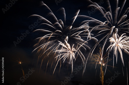 Silvester Feuerwerk und farbige Raketen in der Nacht