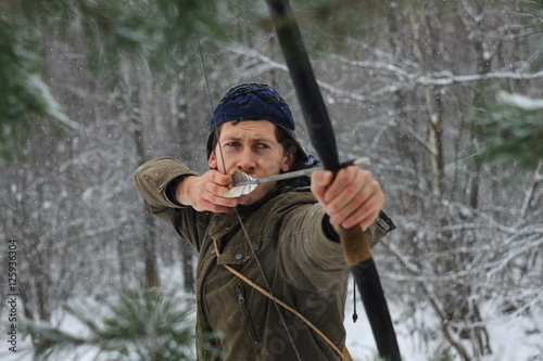 Лучник в зимнем лес