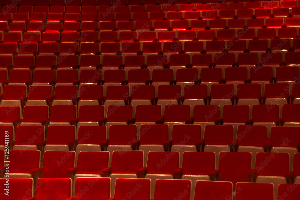 Asientos en sala de cine vistos de frente Asientos en sala de cine vistos de frente