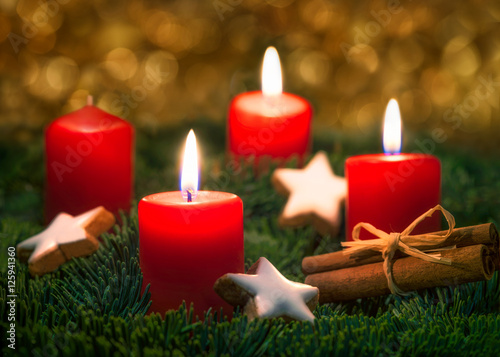 Adventskranz mit Kerzen am 3. Advent Stock-Foto | Adobe Stock