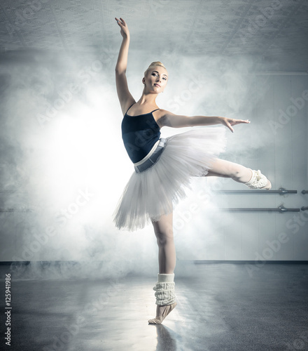 Fototapeta Naklejka Na Ścianę i Meble -  classical ballet dance