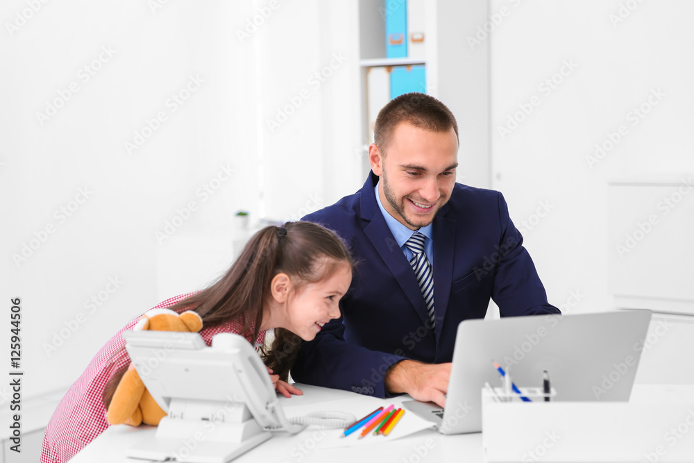 Obraz premium Daughter helping father working in office