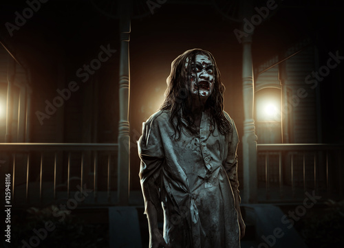 Foto Horror zombie near the abandoned house. Halloween.