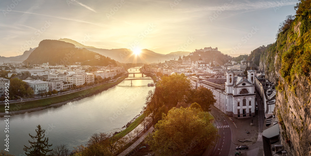Fototapeta premium Widok na Stadt Salzburg rano jesienią, Salzburg, Austria